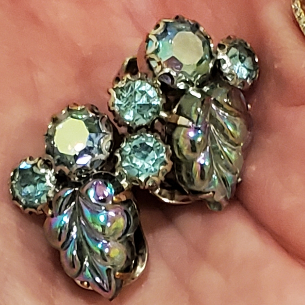 Vintage Signed Weiss Molded Glass And Rhinestone Cluster Clip Earrings, EUC